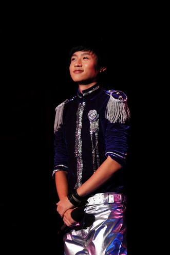 ͼ�ģ�κ���ٴε�����̨̧ͷ����Զ��΢Ц