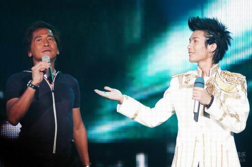 图文：陈楚生与齐秦合唱歌曲手势显绅士风度
