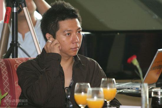 图文:张靓颖新歌鉴赏会--海泉摸耳朵_影音娱乐_新浪网