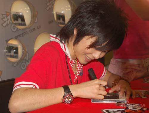 许飞ep爱心签售 五百飞碟相助完成善举【图】