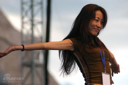 图文:鄂尔多斯草原摇滚音乐节--姜晰张开双臂