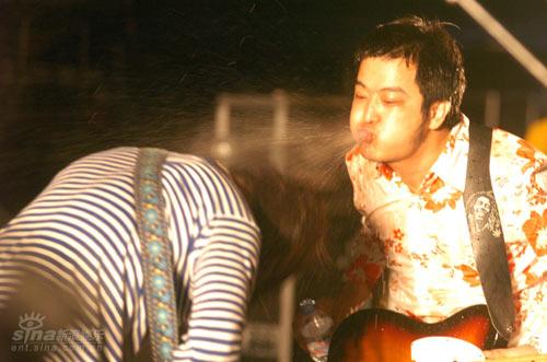 音乐节--往身上狂喷水