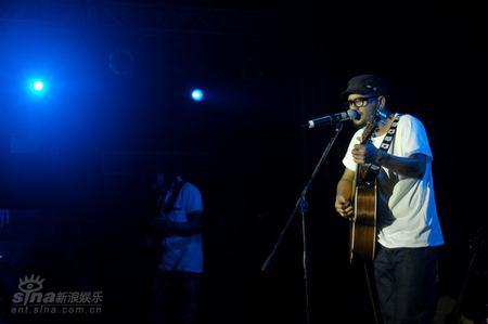 图文:张震岳2007新浪歌会-温柔坏男人