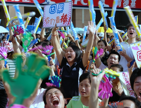 因果兄弟深圳主场签唱 歌迷疯狂场面失控(组图