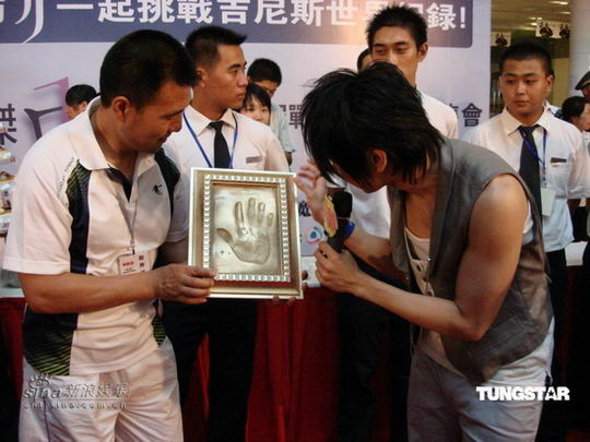 林俊杰大陆宣传 天津签售挑战世界纪录【图】
