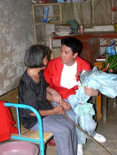 图文：《同一首歌》慰问蔡国庆探望重病老人