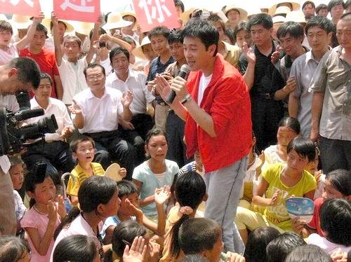 图文：《同一首歌》演出蔡国庆演唱《同一首歌》