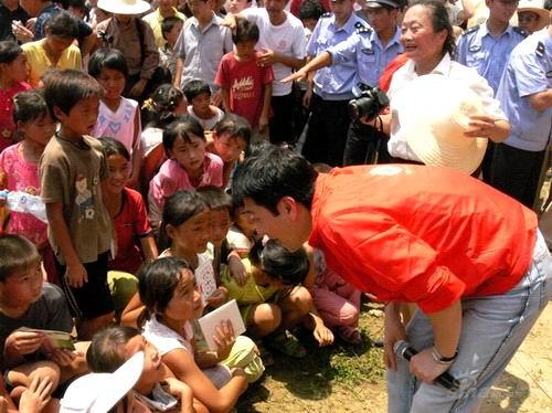 图文：《同一首歌》蔡国庆询问孩子们学习状况