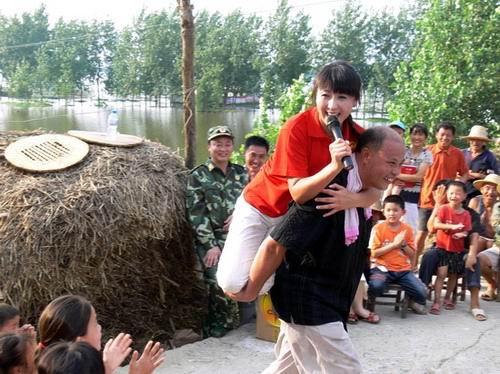 图文:《同一首歌》慰问演出 阎学晶表演二人转