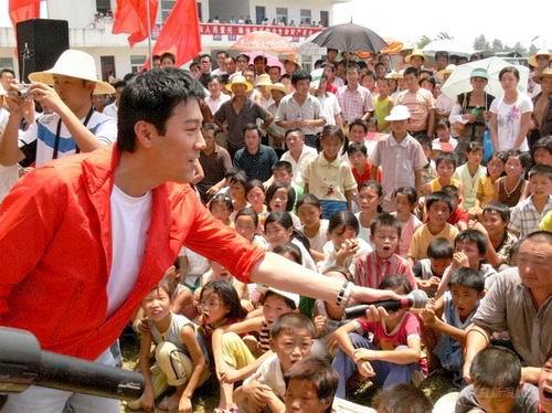 图文：《同一首歌》慰问蔡国庆与孩子们互动