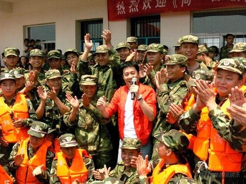 图文：《同一首歌》慰问蔡国庆与战士们合唱