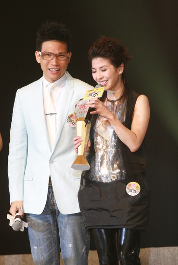 图文:许茹芸《好听》获奖 苏永康颁奖笑开颜