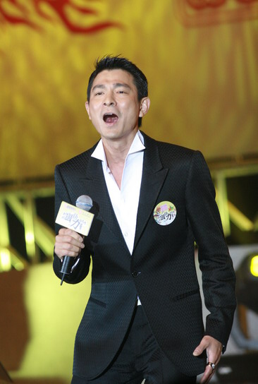图文:刘德华《牧笛》获奖 深情演唱飙高音