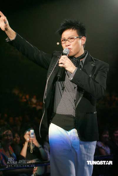 组图：关菊英演唱会圆满结束苗侨伟送花献吻