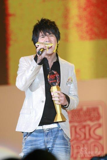 图文:曹格演唱得奖歌曲 西服牛仔裤打扮帅气