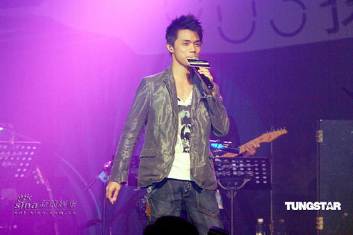 组图:孙耀威精彩个唱谭咏麟车婉婉张敬轩助阵