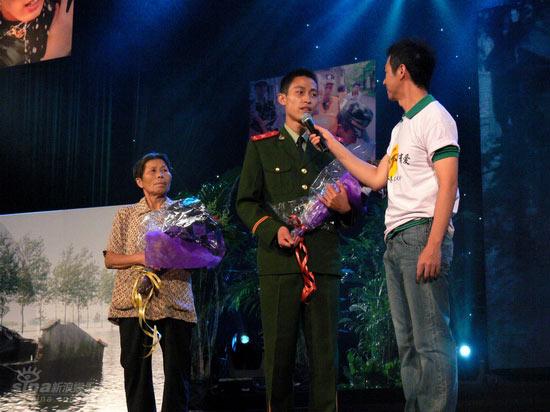 图文:《同一首歌》赈灾义演--讲述救灾感人事迹