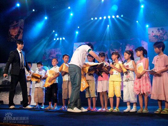 图文:《同一首歌》赈灾义演--向孩子们捐赠衣物