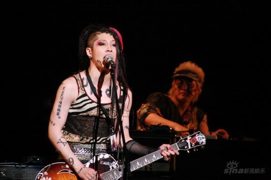 组图:日本歌手miyavi韩国开唱 现场气氛高涨