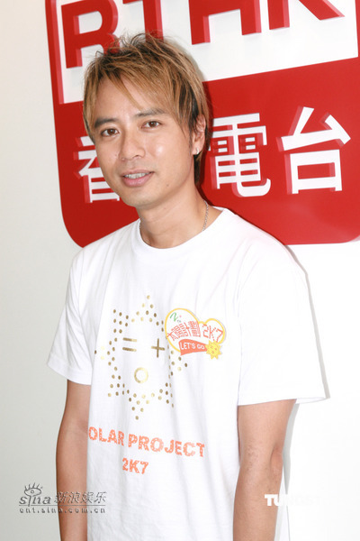 组图：李克勤泳儿张敬轩出席活动为会考生打气