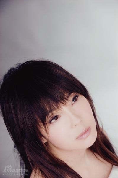 图文:辛晓琪《爱的回答》精美写真-若有所思