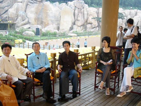 图文:禅宗少林音乐大典开幕--众人相谈甚欢