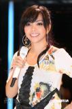 组图：张惠妹助阵台湾选秀节目和人气选手高歌