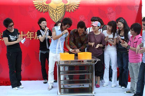 羽泉黄金十年球赛 毕福剑守门众明星赴会【图】