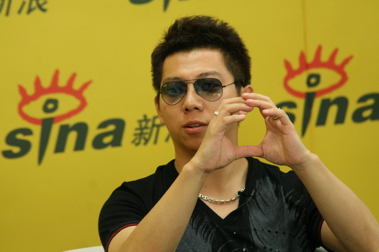 图文:羽泉组合十周年独家做客--海泉介绍新log