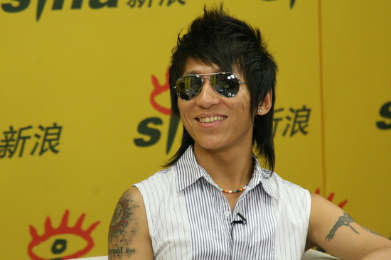 图文:羽泉组合十周年独家做客--羽凡被海泉的旋