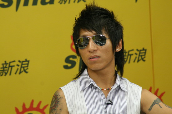 图文:羽泉组合十周年独家做客--羽凡很细心