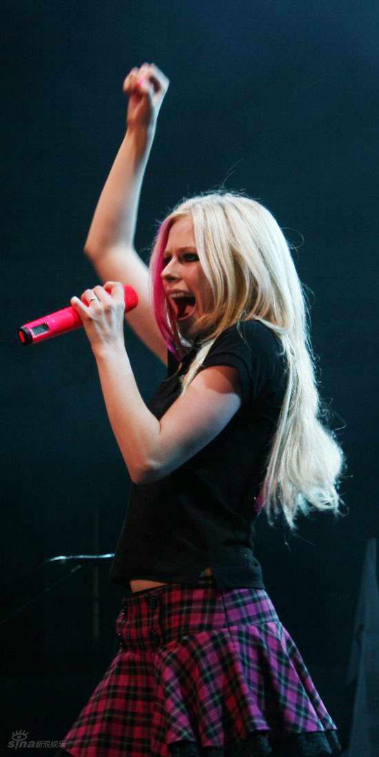 图文:艾薇儿上海演唱会--秀可爱表情