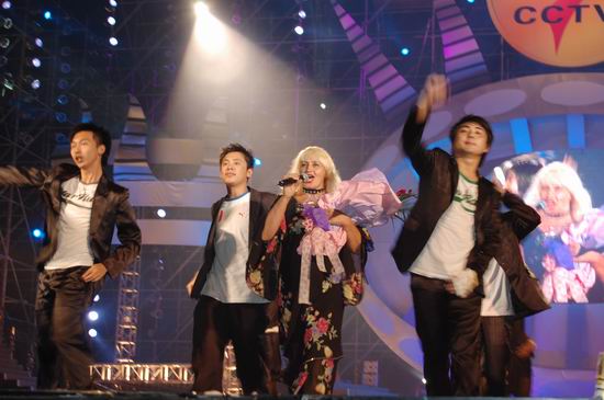 图文:俄国歌唱家演唱中文歌曲《潇洒走一回》