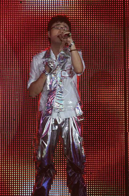 王铮亮苦学川剧变脸+快男成都巡演拼才艺(组图