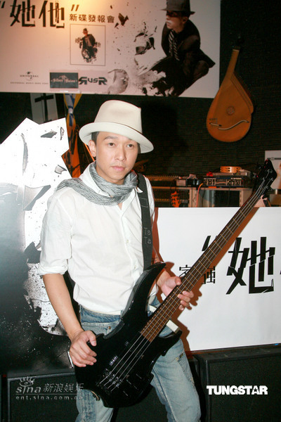 组图:黄家强香港开新碟发布会 否认借何洁炒作