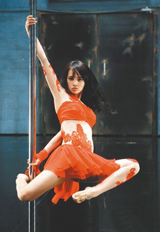舞娘蔡依林含泪跳钢管舞上演腾空大飞转(组图)
