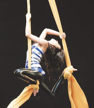 舞娘蔡依林含泪跳钢管舞上演腾空大飞转(组图)