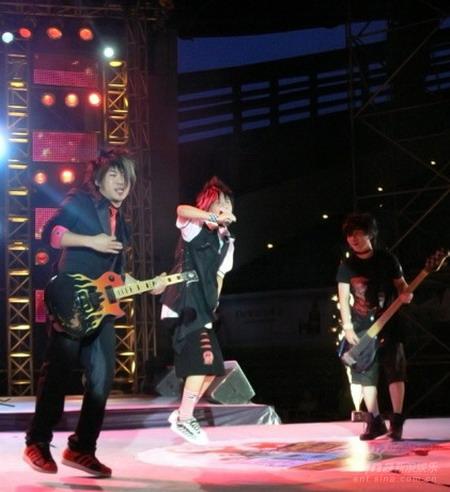 花儿《穷开心》掀狂潮 大张伟提前过生日(组图