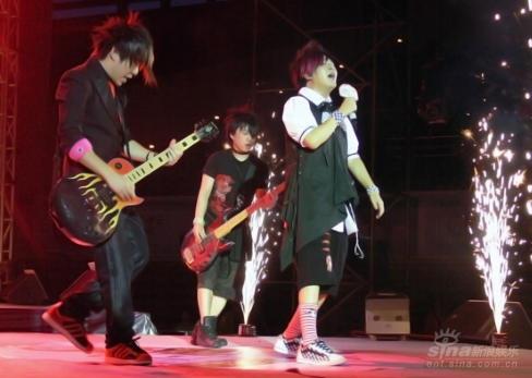 花儿《穷开心》掀狂潮 大张伟提前过生日(组图