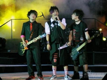 花儿《穷开心》掀狂潮 大张伟提前过生日(组图