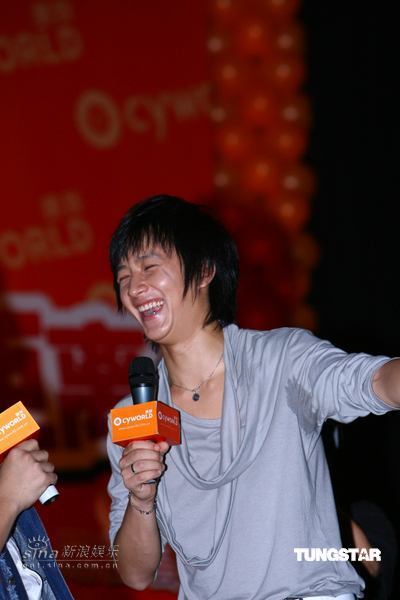 组图:SJ韩庚一人举办歌友会 有歌迷支持不孤单