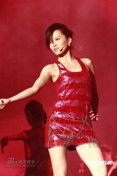 梁咏琪内地首办个唱 穿露腰热裤大跳辣舞【图】