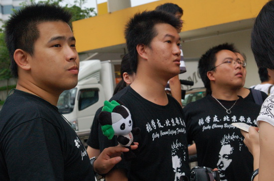 图文：张学友香港个唱取消--歌迷手拿福娃
