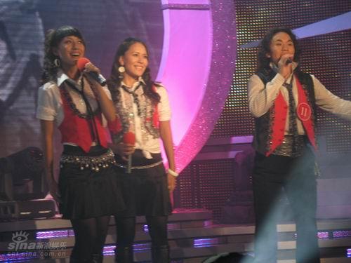 图文:红歌会12进10--白马人组合载歌载舞