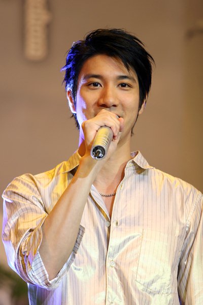 男人怀孕！哥伦比亚女模特老公怀孕8个月即将生产，到...