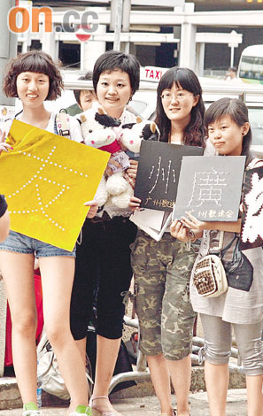 各地歌迷力撑偶像张学友红馆聚集逾百人(组图)