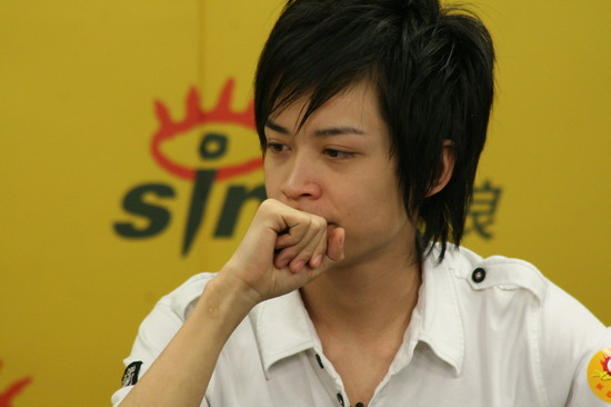 图文:快男组合独家做客聊天--马雪阳沉思