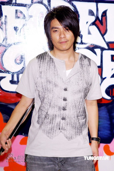 组图:阿杜新歌热舞撒野 体力不支气喘吁吁_影