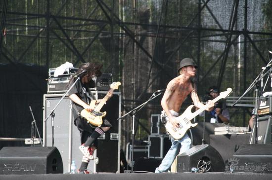 图文:日本乐队Rize登场歌迷骚动