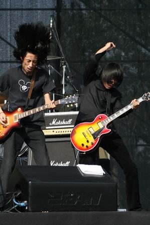 图文:国内摇滚乐队出击 谢天笑和乐队成员配合